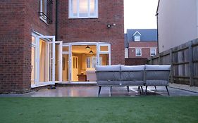 Luxury 6-Bedroom House 5 Minutes From Bicester Village Shopping Outlet
